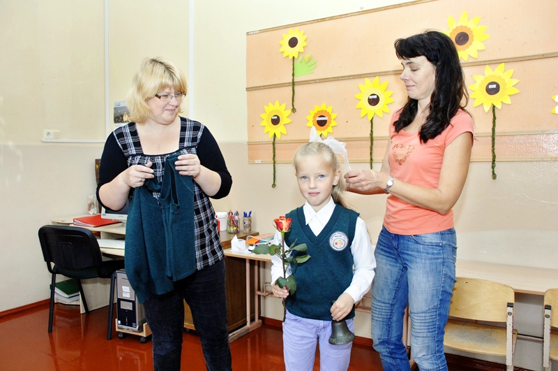 
Pirmklasnieci Lauru Grašu jaunajam mācību gadam sapoš mamma Ivanda Graša (no kreisās), kā arī skolotāja Guna Levane.
Autors: Ivars Bogdanovs