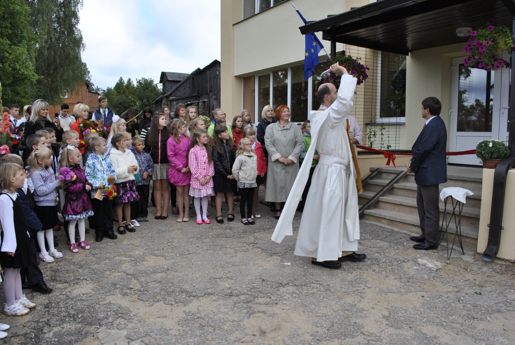 Ēku iesvētīja Skaistkalnes paulīniešu ordeņa tēvs Jānis.
Autors: Māris Krūmiņš