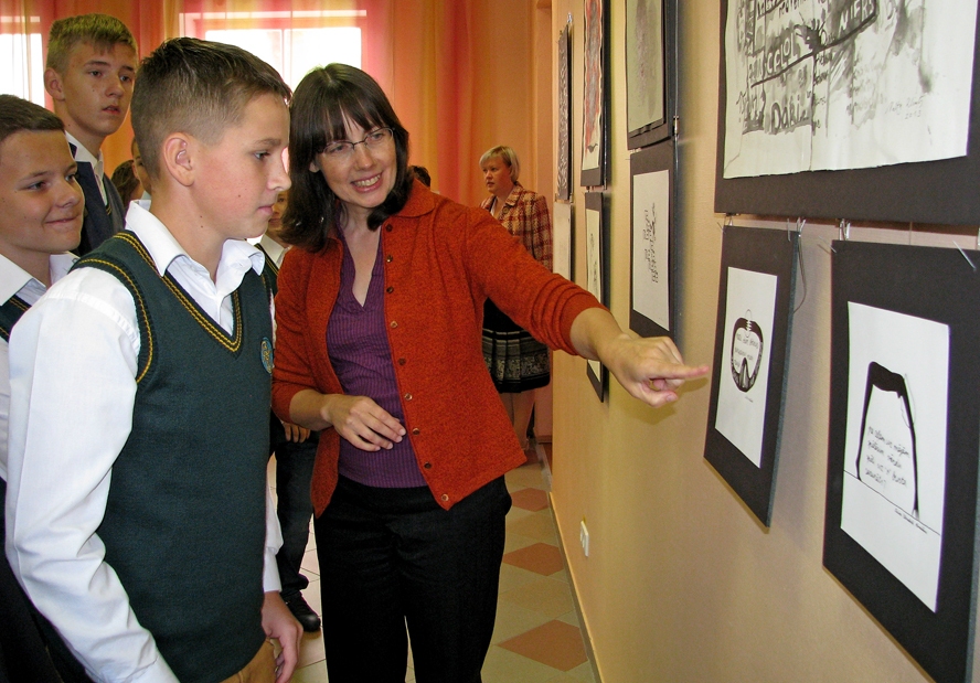 Bauskas Valsts ģimnāzijas audzēkņiem par kaligrāfijas iespējām stāsta Kristiāna Jansone. 
Autors: Vilnis Auzāns