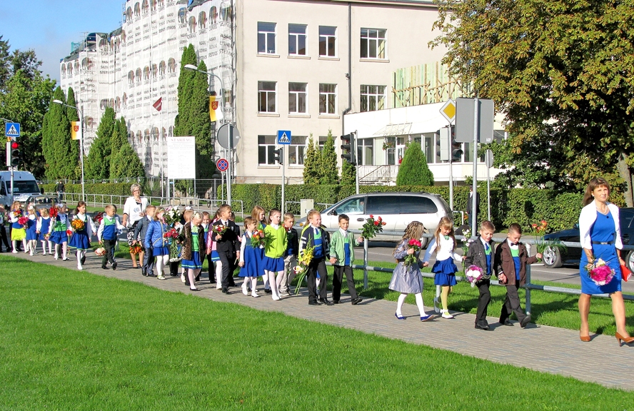 Novada domes laukumā ierodas Bauskas sākumskolas pirmklasnieki.
Autors: Vilnis Auzāns