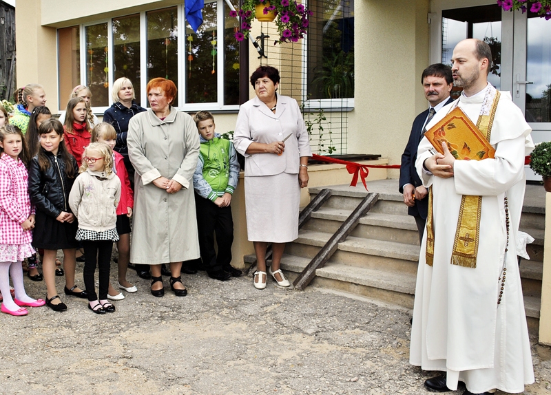 Svētkos Skaistkalnes sākumskolas atjaunoto korpusu iesvētīja tēvs Jānis.
Autors: Māris Krūmiņš