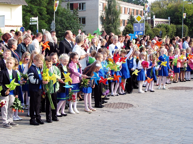 Bauskas sākumskolas pirmklasnieku rokās sāk malt zinību dzirnaviņas.
Autors: Vilnis Auzāns