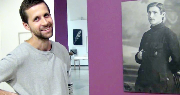 Izstādes iekārtotājs Miks Mitrēvics pie Gustava Kluča fotogrāfijas.
Autors: No www.arterritory.com.