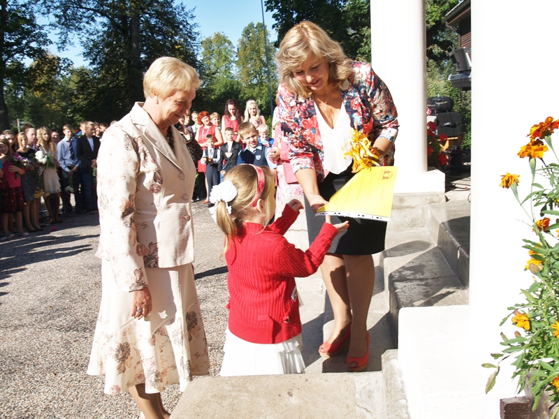 Direktore Jana Arāja sveica Dzimtmisas pirmklasniekus un pirmsskolēnus. Dažam vēl gribējās pieturēties pie skolotājas Intas Ozoliņas vai tēta stiprās rokas, bet cits pats droši pasniedza direktorei puķu pušķi.
Autors: Antra Ērgle