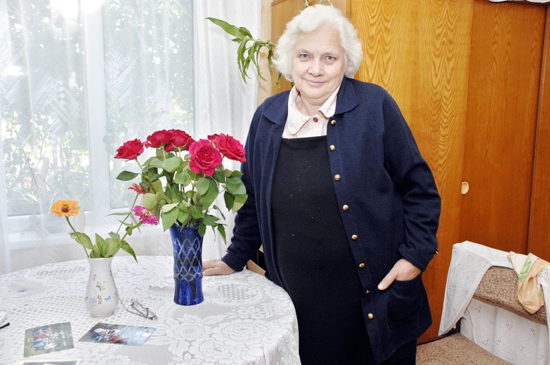 Ritas Saltās jubilejas skaistais atgādinājums ir mazbērnu dāvinātās sarkanās rozes, kas rotā viesistabas galdu. 
Autors: Ivars Bogdanovs