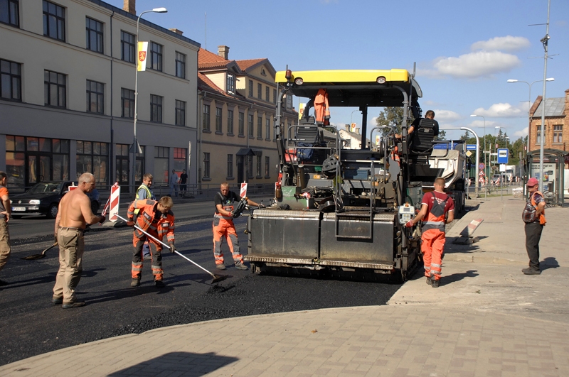SIA «Strabag» Kalna ielā ieklāj pirmo asfalta kārtu. 

Autors: Ivars Bogdanovs