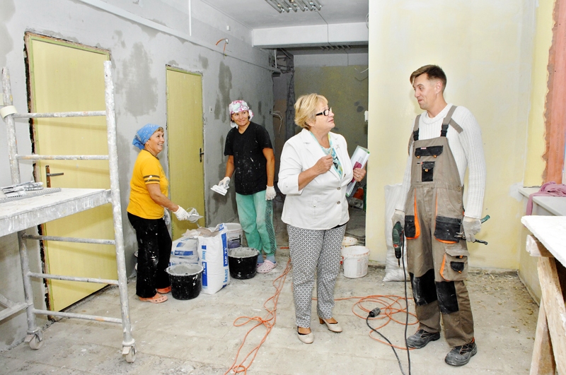 Vera Grigorjeva, Bauskas 2. vidusskolas direktore, ir pārliecināta, ka SIA «Garlics» meistari līdz valsts svētkiem novembra vidū darbus sporta zālē būs pabeiguši.
Autors: Ivars Bogdanovs