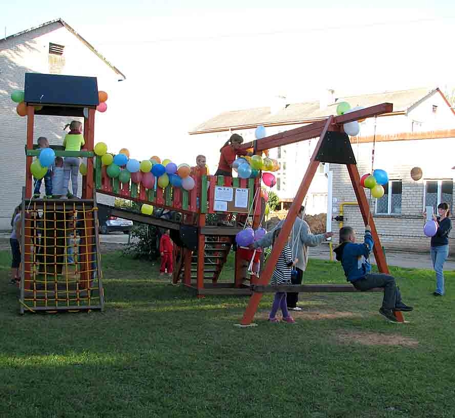 Jaunā rotaļu iekārta jau iemantojusi mazo ceraukstiešu uzmanību. Bērni tajā spēlējās vēl pirms oficiālās atklāšanas. 

Autors: Vilnis Auzāns