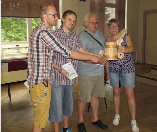 Mūsu izlases komanda ar uzvarētāju kausu mājup atgriezās no 50. starptautiskā Sāremā turnīra.
Autors: No albuma.