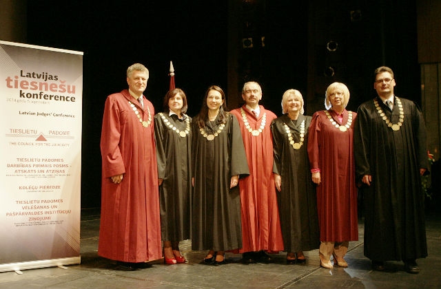 Jaunie Tieslietu padomes locekļi Andris Strauts, Adrija Kasakovska, Ilze Freimane, Ināra Jaunzeme, Sandra Strence, Aigars Sniedzītis (no labās) kopā ar Augstākās tiesas un Tieslietu padomes priekšsēdētāju Ivaru Bičkoviču.
Autors: Boriss Koļesņikovs, juristavards.lv