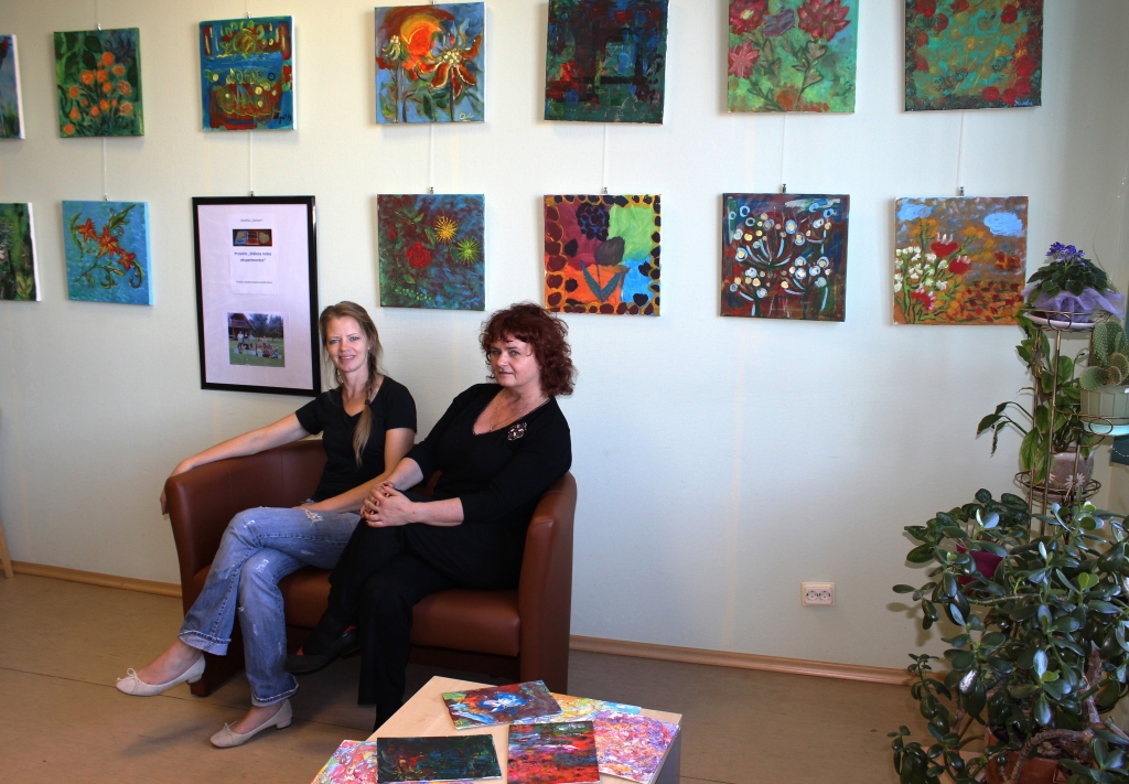 Ginta Zaumane (no kreisās) un Gita Kravala iekārtojušas vasaras projekta izstādi.
Autors: No albuma.