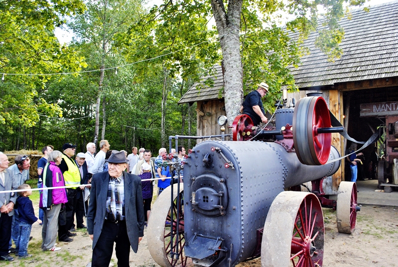 Trīnes klētiņa ir Ausekļu dzirnavu ekspozīcijas jaunums. To svētkos jautri apdziedāja muzikanti un akordeonists Albīns Baļčūns. 
Autors: Māris Krūmiņš