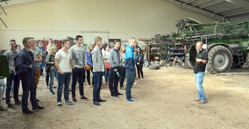 Bauskas Valsts ģimnāzijas 11.c un 12.c klases apmeklēja uzņēmumu «PS Līdums». 
Autors: no BVĢ arhīva