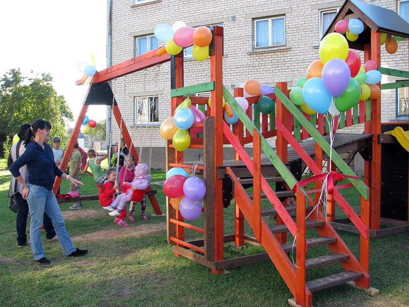 Jaunā rotaļu iekārta iemantojusi mazo ceraukstiešu uzmanību. Bērni tajā spēlējās jau pirms oficiālās atklāšanas.
Autors: Vilnis Auzāns