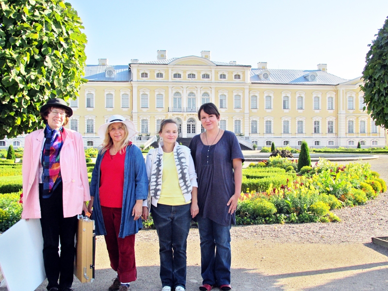 Rundāles pils dārzā Īra Rozentāle (no kreisās), Ieva Muzikante, Inese Sudare un Diāna Īve.
Autors: no Ī. Rozentāles albuma