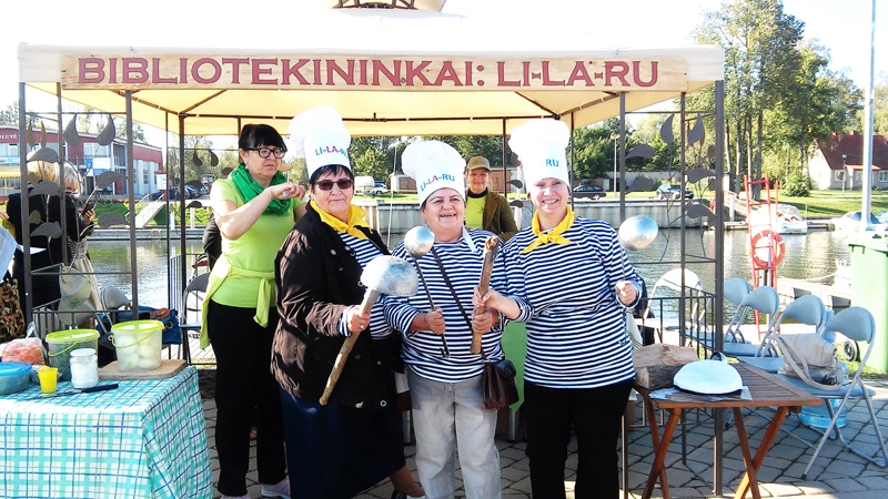 Komandas «Li-La-Ru» publicitāti nodrošināja Baiba Tormane (no kreisās), Daļa Užpelkiene un Oksana Vasiļjeva.
Autors: Māra Kuļikauska