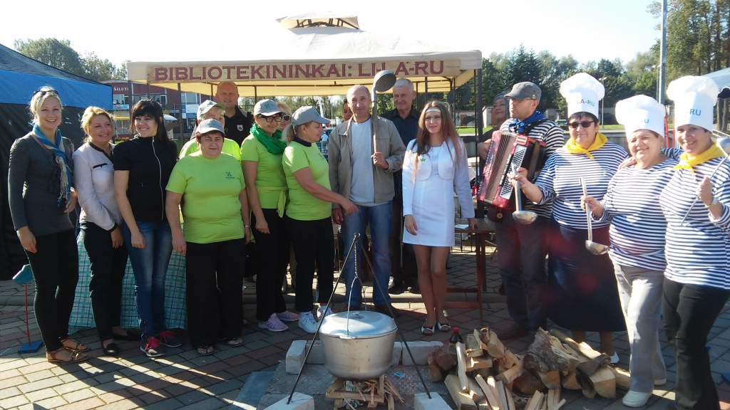 Komandas «Li-La-Ru» publicitāti nodrošināja Aigars Urtāns (ar akordeonu), Baiba Tormane(līdzās A. Urtānam uz labo pusi), Daļa Užpelkiene un Oksana Vasiļjeva.
Autors: Māra Kuļikauska