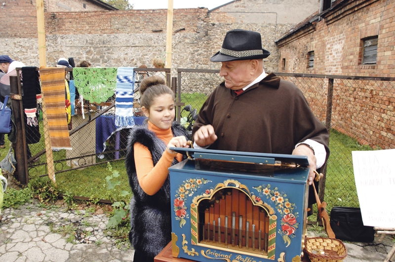 Pagalmu svētkos Mākslinieku dārzā, tāpat kā pērn, klāt būs leijerkastnieks Jānis Rakstiņš.
Autors: No «Bauskas Dzīves» arhīva.