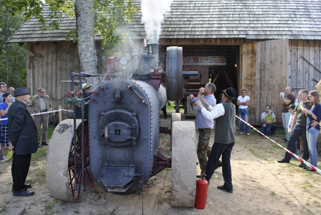 Jānis Mediņš (no kreisās), Ausekļu dzirnavu saimnieka Mārtiņa tēvs, pie tvaika mašīnas, kas piestiprināta kuļmašīnai «Imanta». Ar līdzīgu viņš strādājis jaunības dienās. 
Autors: Māris Krūmiņš