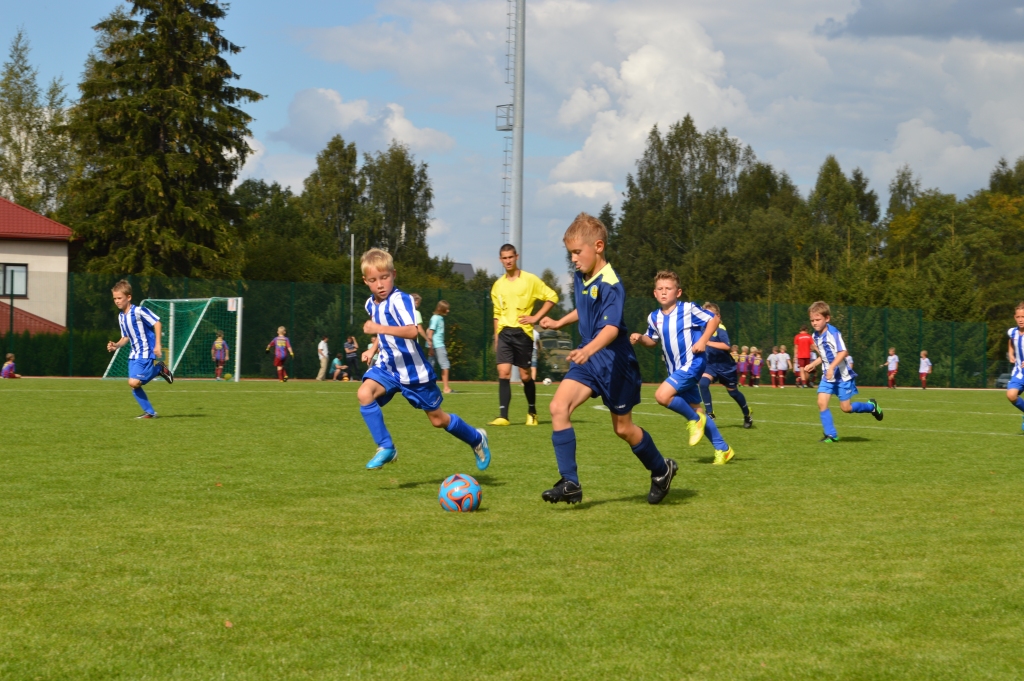 Iecavas jaunie futbolisti (strīpainajos tērpos) steidz atgriezties aizsardzībā. 
Autors: Zane Gorškova