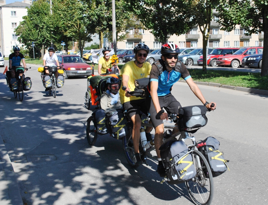 Seši francūži, kuri iecerējuši gada laikā apceļot pasauli ar velosipēdiem un speciāliem ratiem, kas pielāgoti cilvēkam ar kustību traucējumiem, pirmdien šķērsoja Bauskas robežu. 

Autors: Zane Gorškova