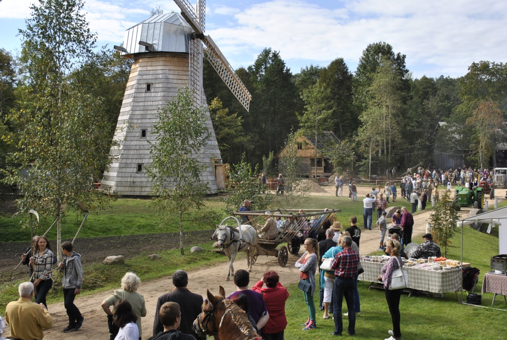 Ausekļu kompleksu uztur kārtībā un apmeklētājus uzņem galvenokārt Mediņu ģimene, taču tūrisma sezonas laikā tiek nodarbināti arī citi cilvēki. Muzeja sarīkojumos piedalās dažādi vietējie amatnieki un mājražotāji.
Autors: Māris Krūmiņš