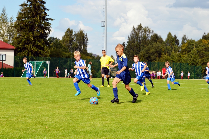 Spēles brīdis. Iecavas jaunie futbolisti (strīpainajos tērpos) steidz atgriezties aizsardzībā.
Autors: Zane Gorškova