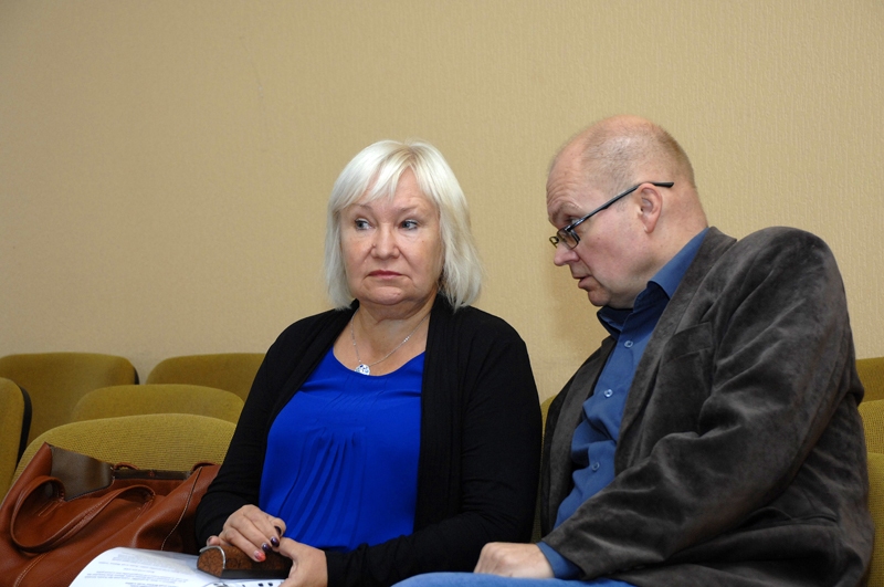 Bauskas novada bāriņtiesas priekšsēdētāja Anda Smiltiņa-Plūdone sarunājas ar sociālo un veselības lietu komitejas priekšsēdētāju deputātu Juri Landorfu. 

Autors: Ivars Bogdanovs