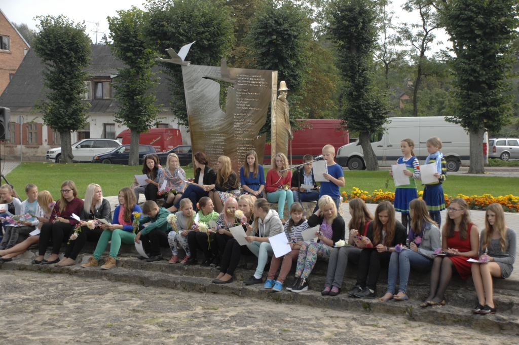 Bauskas skolu 32 audzēkņi Dzejas dienā pie Plūdoņa pieminekļa atklāja savu daiļradi.
Autors: Ivars Bogdanovs