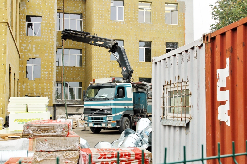 No Bauskas Valsts ģimnāzijas būvdarbu vietas šonedēļ aizveda daļu sastatņu.
Autors: Uldis Varnevičs