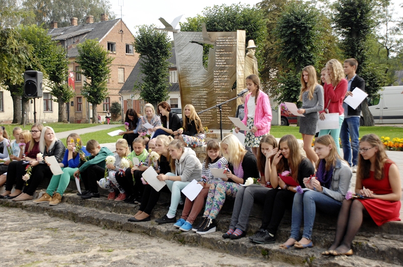 Bauskas skolu 32 audzēkņi atklāja savu daiļradi Dzejas dienā pie Plūdoņa pieminekļa.
Autors: Ivars Bogdanovs