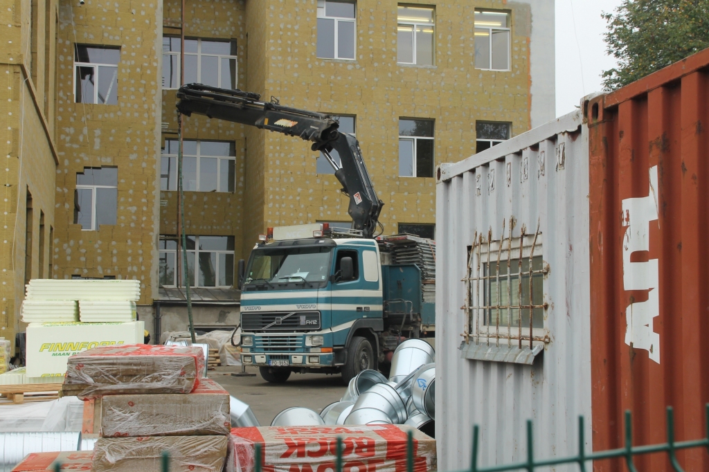 No Bauskas Valsts ģimnāzijas būvdarbu vietas šonedēļ aizveda daļu sastatņu. 
Autors: Uldis Varnevičs