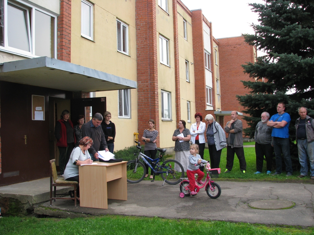 Uzvaras ielas 12. mājas iemītnieki atnākuši uz sapulci, lai izvērtētu īstenoto projektu.
Autors: Vilnis Auzāns