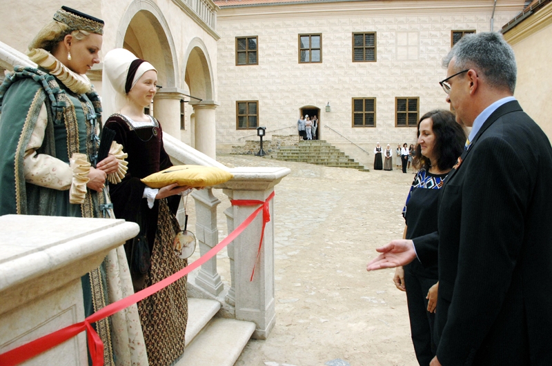 Atjaunoto pili atklāja Bauskas novada domes priekšsēdētājs Raitis Ābelnieks un Centrālās finanšu un līgumu aģentūras Eiropas Savienības fondu kultūras un vides projektu nodaļas vadītāja Inese Jēkabsone. Viņi pārgrieza simbolisko lenti pie pils ziemeļu korpusa parādes durvīm. 
Autors: Ivars Bogdanovs