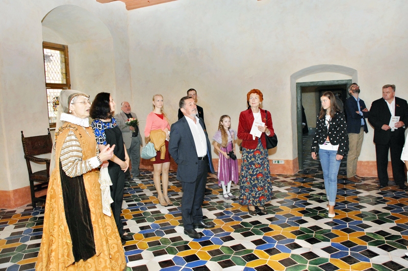 Taiga Skane, Bauskas pils muzeja speciāliste (renesanses laika tērpā), iepazīstina viesus ar restaurācijas un rekonstrukcijas gados padarīto.
Autors: Ivars Bogdanovs
