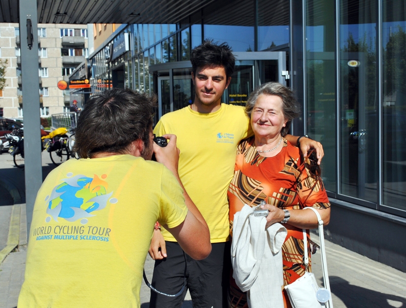 Ženija Stunda, Latvijas Multiplās sklerozes asociācijas Bauskas nodaļas vadītāja, ar prieku sagaidīja ārzemniekus. 
Autors: Zane Gorškova