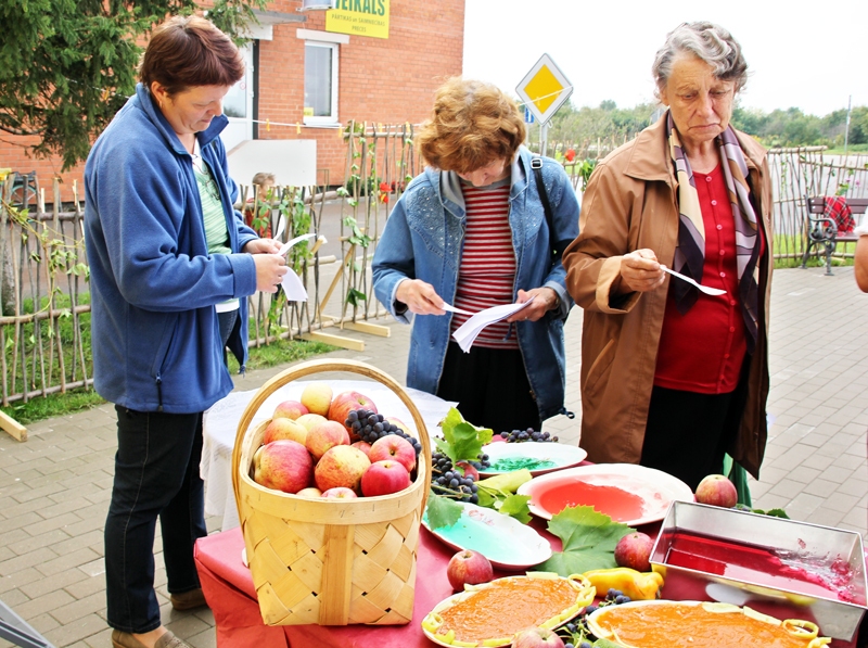 Tirdzinieki nobauda pašgatavoto «želejas jūru» un smeļas iedvesmu jauniem mielastiem burkānu un ābolu ēdienu recepšu galdā.
Autors: Kristīne Kociņa