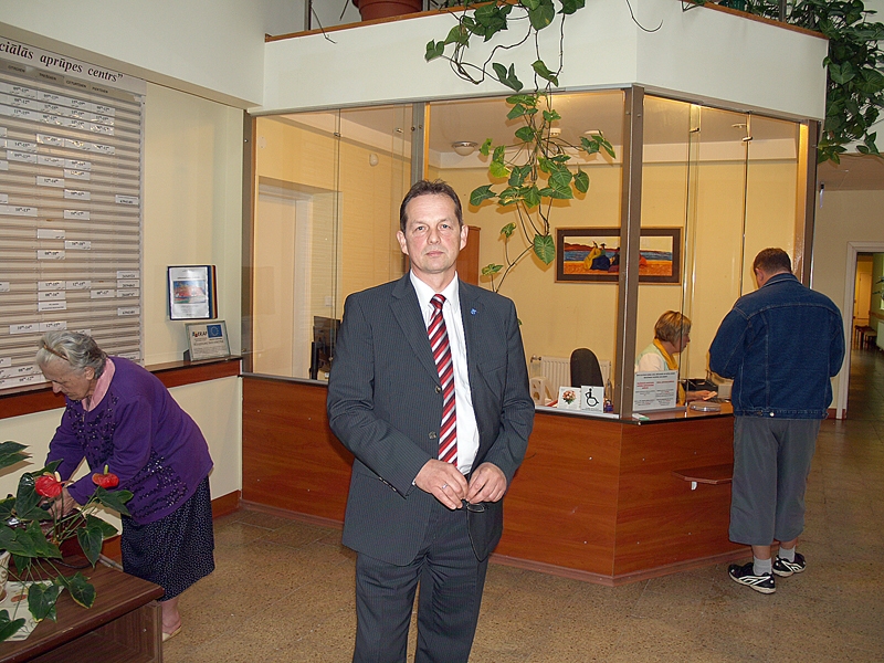 Sandris Kaidaks izvēlas bildēties pie reģistratūras, kur Veselības centrā redzama lielākā rosība.
Autors: Antra Ērgle