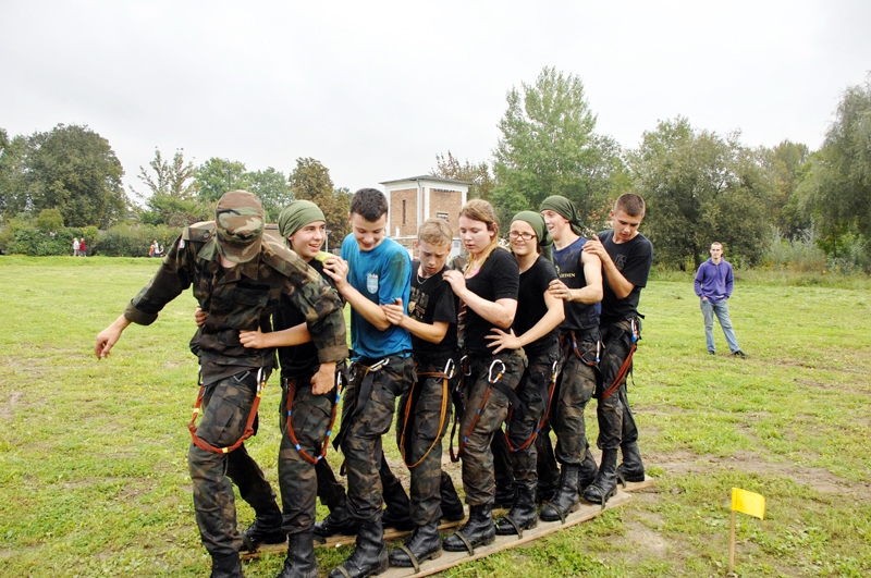 Sacensībās komandām vajadzēja stiprināt vienotību, «slēpojot». Attēlā – Līvānu jaunsargi.
Autors: Ivars Bogdanovs