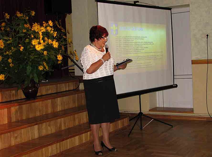 Svinību viesus uzrunā Skaistkalnes vidusskolas direktore Svetlana Vāverniece. 
Autors: Vilnis Auzāns