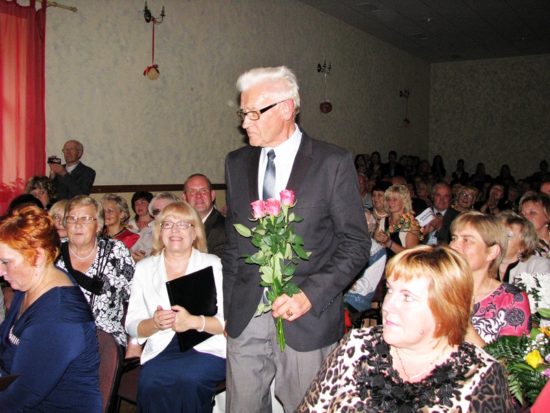 Mārtiņš Osis, ilggadējais skolas direktors, Skaistkalnes vidusskolas jubilejā saņēma suminājumus. 
Autors: Vilnis Auzāns
