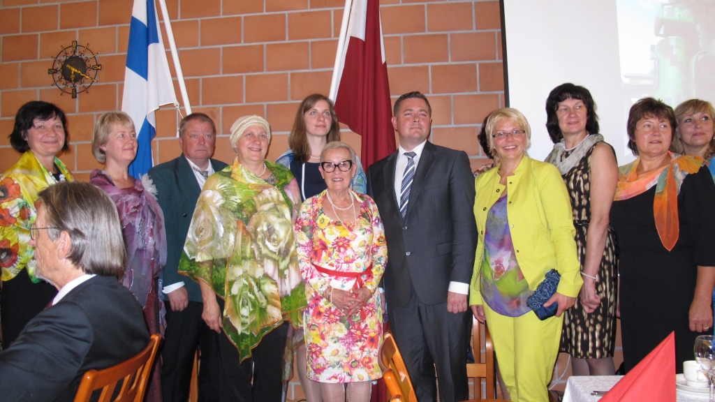 Iveta Norvaiša-Hārala (priekšplānā pa kreisi), bijusī iecavniece, saņem «Liepu» foto tautastērpos.
Autors: no kluba albuma