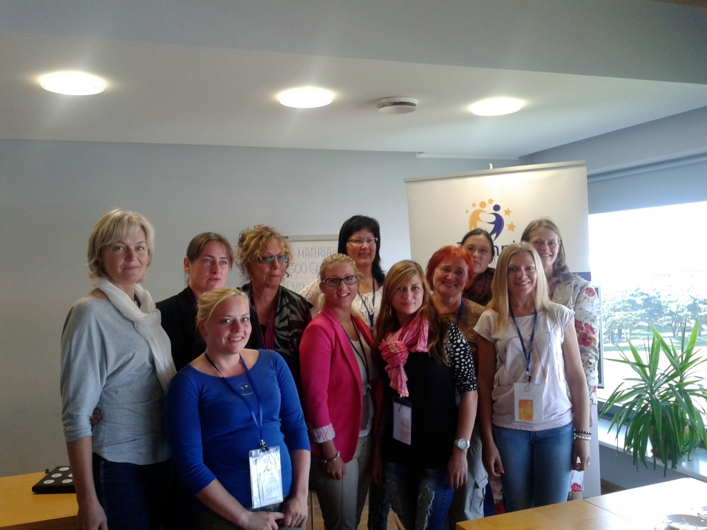 Latvijas pirmsskolas skolotājas, kuras piedalījās «eTwinning» seminārā Pērnavā. Viņu vidū arī Madara Priede (pirmajā rindā otrā no labās).
Autors: No albuma.