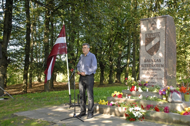 Piemiņas pasākuma dalībniekus uzrunā Bauskas novada domes priekšsēdētājs Raitis Ābelnieks.
Autors: Ivars Bogdanovs