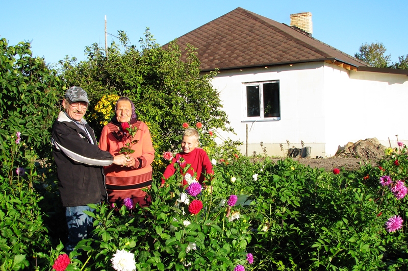 Atjaunoto «Tiltiņu» pagalmā par ziediem priecājas saimnieki Lūcija Baleiša un Jānis Kārkliņš ar mazmazdēlu Danielu.
Autors: Vilnis Auzāns