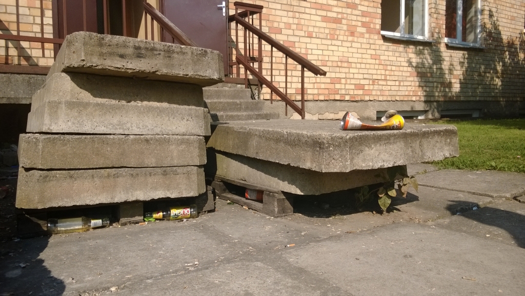 Vandaļu piedrazotā skolas apkārtne 4. augusta rītā.
Autors: No skolas arhīva.