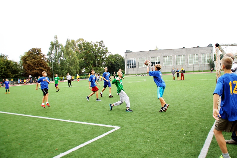 Spēle. Uzvaras vidusskolas vārtsargs atsit bumbu Bauskas 2. vidusskolas futbolistu uzbrukumā. 
Autors: Uldis Varnevičs