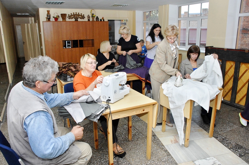 Deju kopas «Biguļi» seniori pirmdienas vakarā Bauskas kultūras centrā pabeidza šūt 12 jaunus tērpu komplektus.
Autors: Ivars Bogdanovs