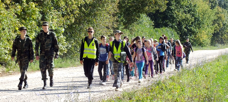 Bauskas sākumskolas 4.b klases audzēkņi dodas 11 kilometru garajā pārgājienā no Bauskas uz Ziedoņiem.