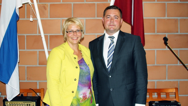 Beāta Bundule un Latvijas vēstnieks Somijā Uģis Bambe.
Autors: no kluba albuma